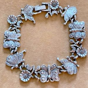 Fam. Bracelet for Butterfly and Flower Lovers to show their passion. Silvertone